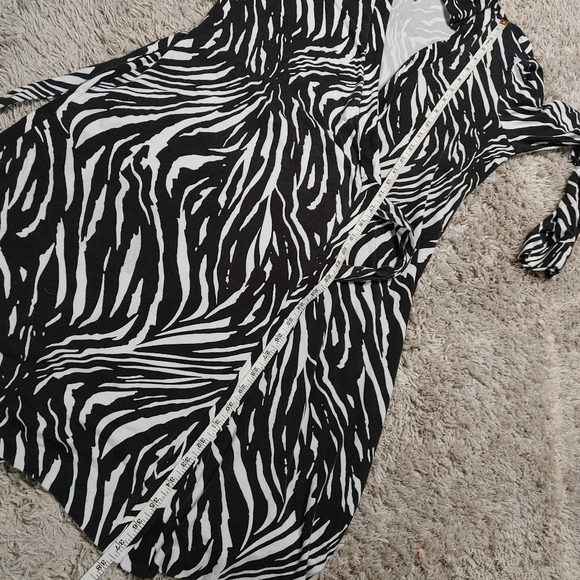 SOLD DVF Jeanne Two zebra wrap dress size 14 - Picture 16 of 16